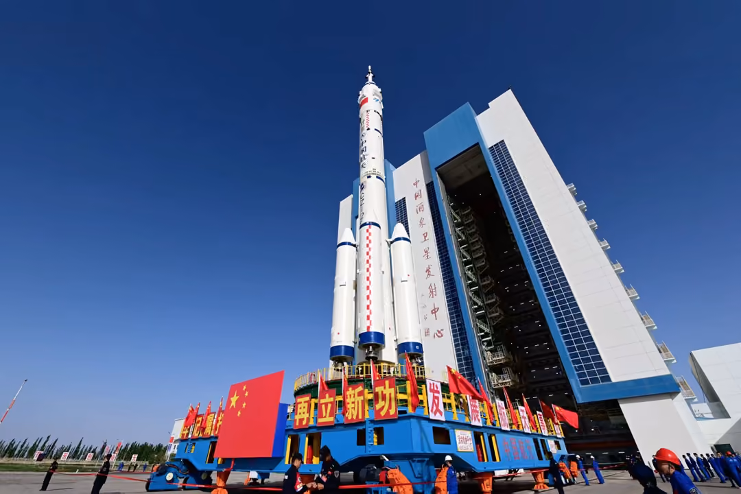 Shenzhou 23 rocket during rollout